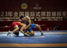 摔跤杯赛掀起高潮，塞外雷豹队读秒扳平塞外雄狮队，高压逼抢奏功——禁区内连续解围
