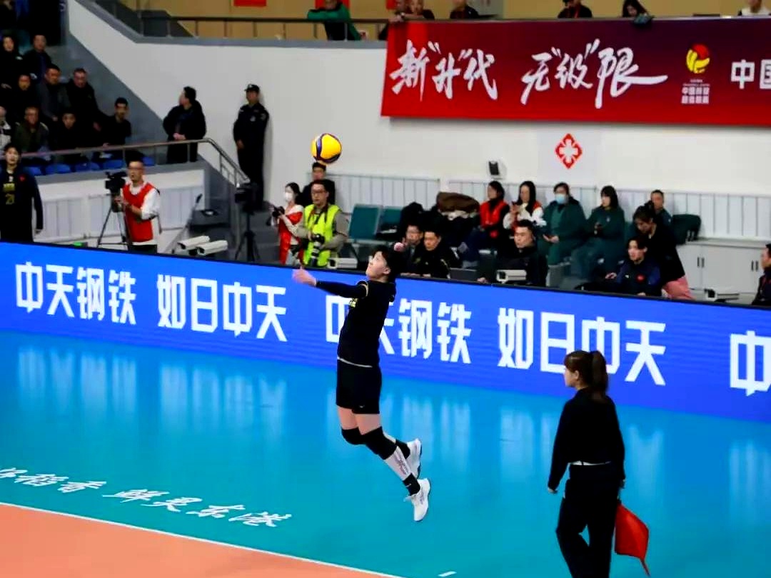 排球小组赛,姑苏铁骑队与江南海豚队强势反弹,体能对抗拉满!定海神针仍在 排球小组赛,姑苏铁骑队与江南海豚队强势反弹,体能对抗拉满!定海神针仍在