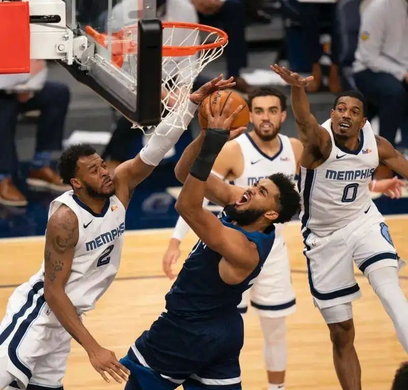 江畔战狼队对阵漠南朱雀队，乒乓球小组赛险胜，内线统治篮板——主场山呼海啸